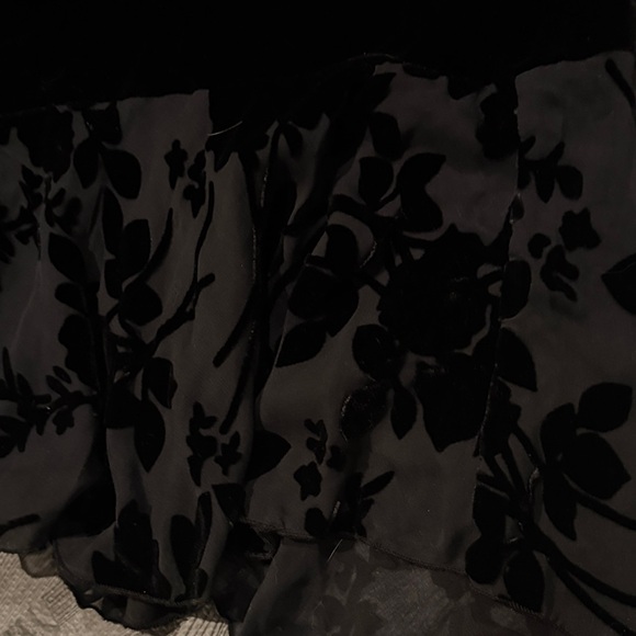 Elegant Black Velvet Long Dress - Picture 2 of 3